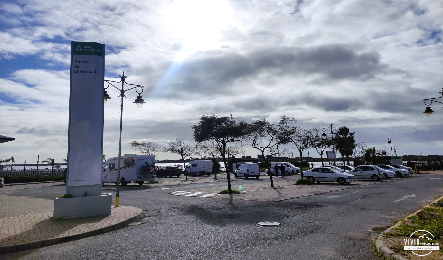 Autocaravanas y furgonetas camper en el Puerto del Rompido (Huelva)
