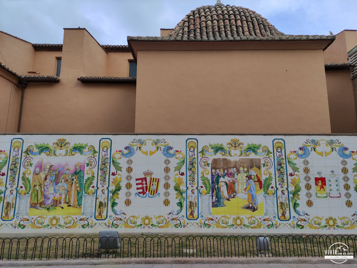 Azulejos con la historia de la Reina Na Violant d'Hongria (Castellón)