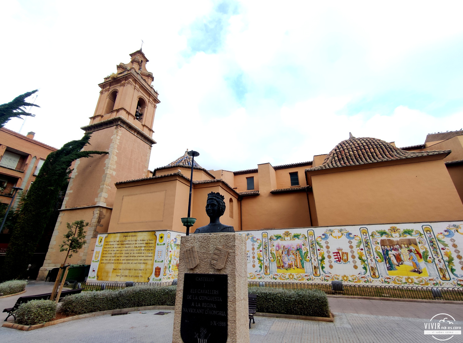 Plaza Fadrell y monumento a la Reina Na Violant d Hongria (Castellón)
