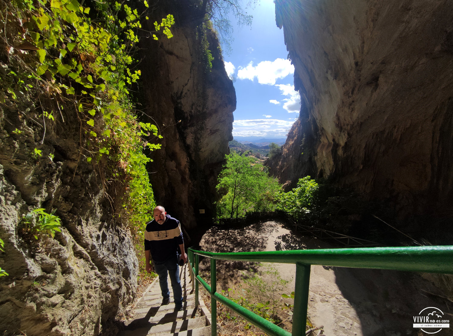 Escaleras de bajada a la Cueva del Agua (Sierra de Cazorla, Jaén)