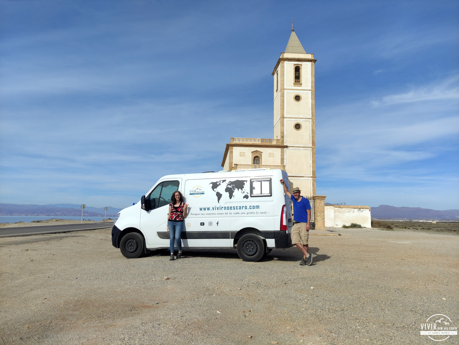 Furgoneta camper Iglesia de las Salinas en Cabo de Gata (Almería)