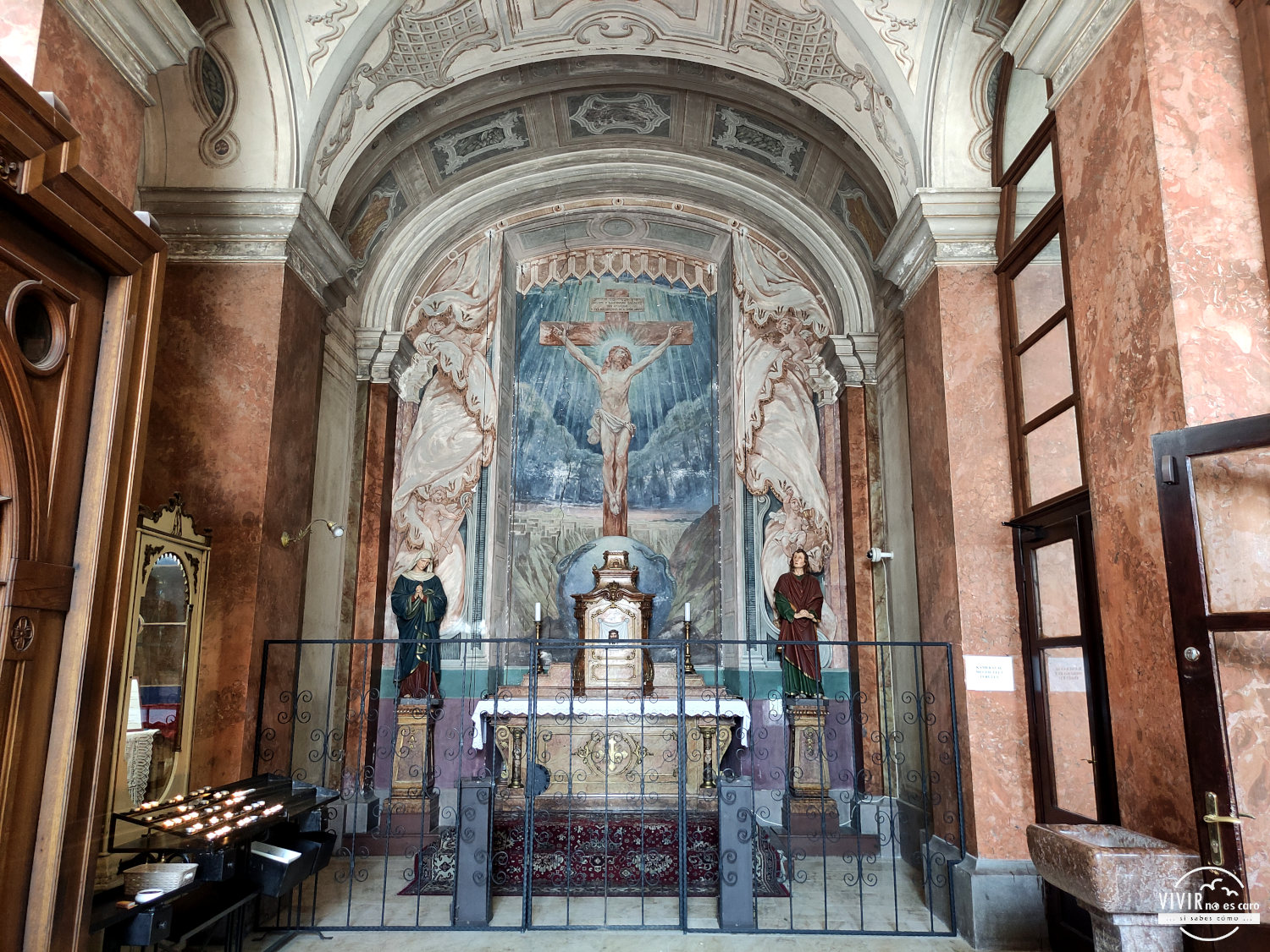Interior de la Iglesia católica de Saint Émeric en SZÉKESFEHÉRVÁR (Hungría)