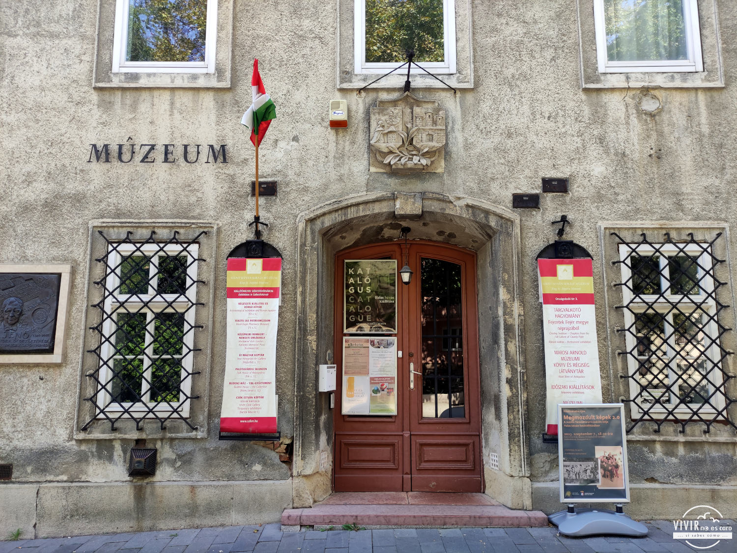 Museo en la Plaza de la Bandera de SZÉKESFEHÉRVÁR (Hungría)