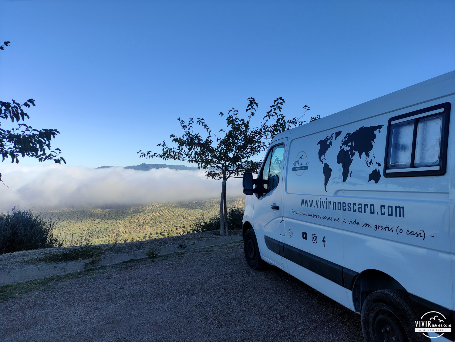 Parking La Iruela en furgoneta camper con vistas a las nubes