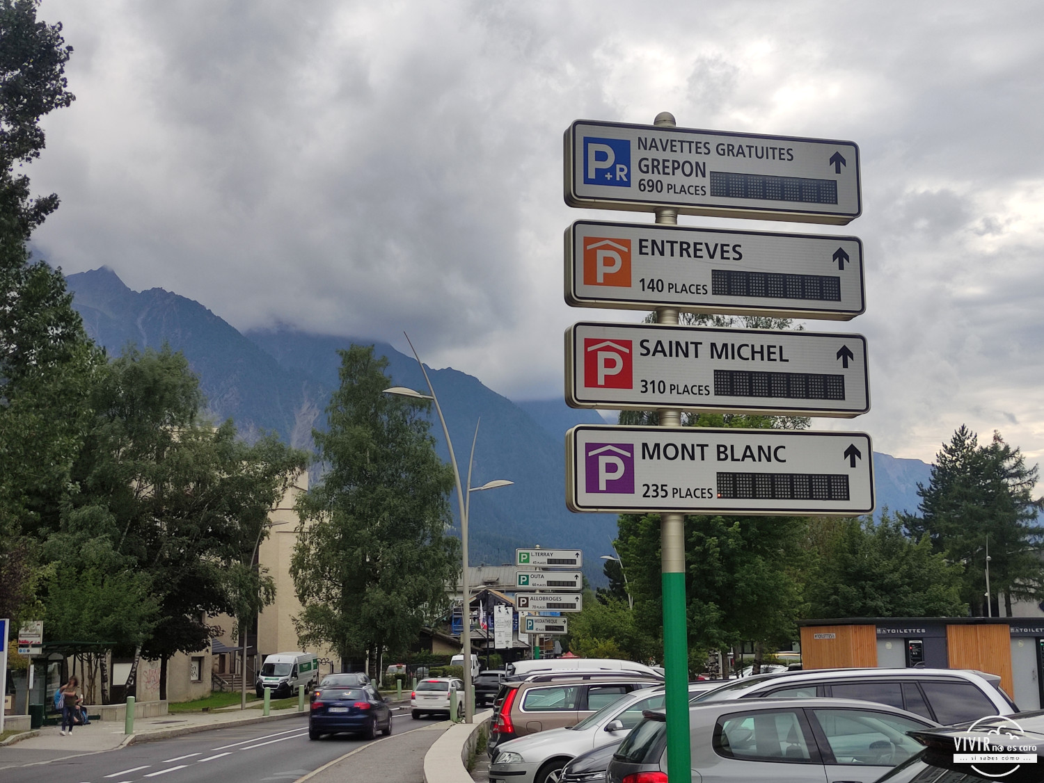 Señal parkings en la ciudad de Chamonix-Mont Blanc (Francia)