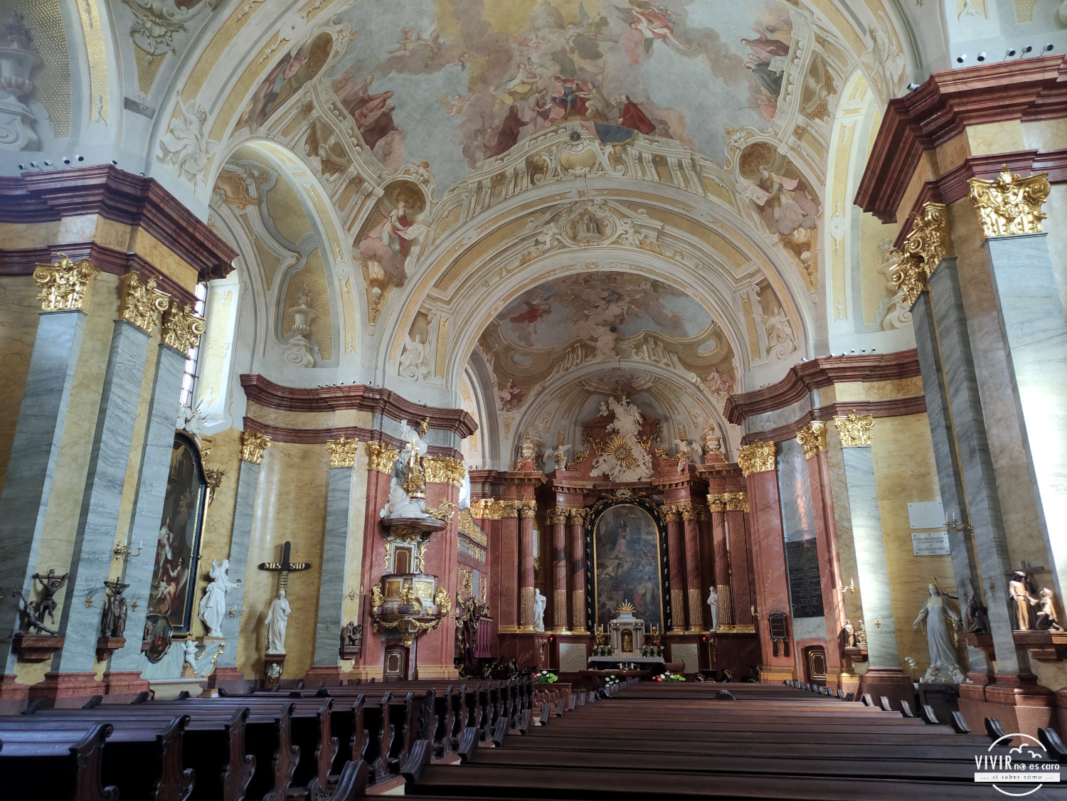 Székesfehérvár: Frescos interior Catedral de San Esteban (Hungría)