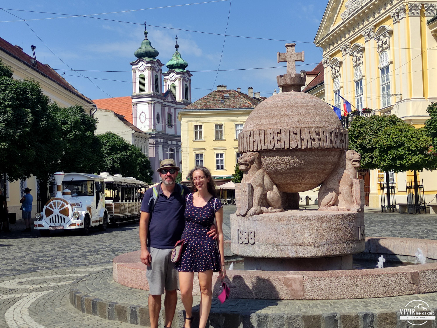 SZÉKESFEHÉRVÁR: Manzana Nacional en la Plaza del Ayuntamiento (Hungría)