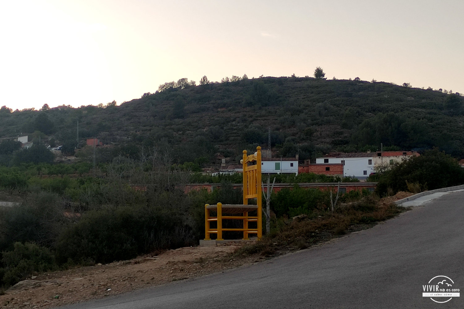 Silla Gigante Amarilla en la Vall d'Alba (Castellón)