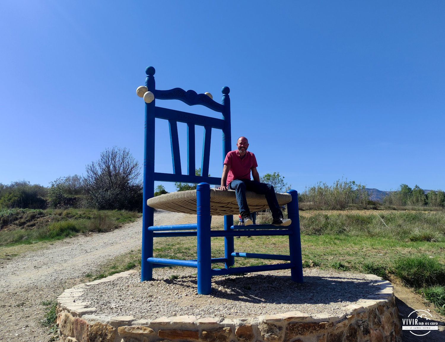 Silla Gigante Azul en la Vilanova d'Alcolea (Castellón)