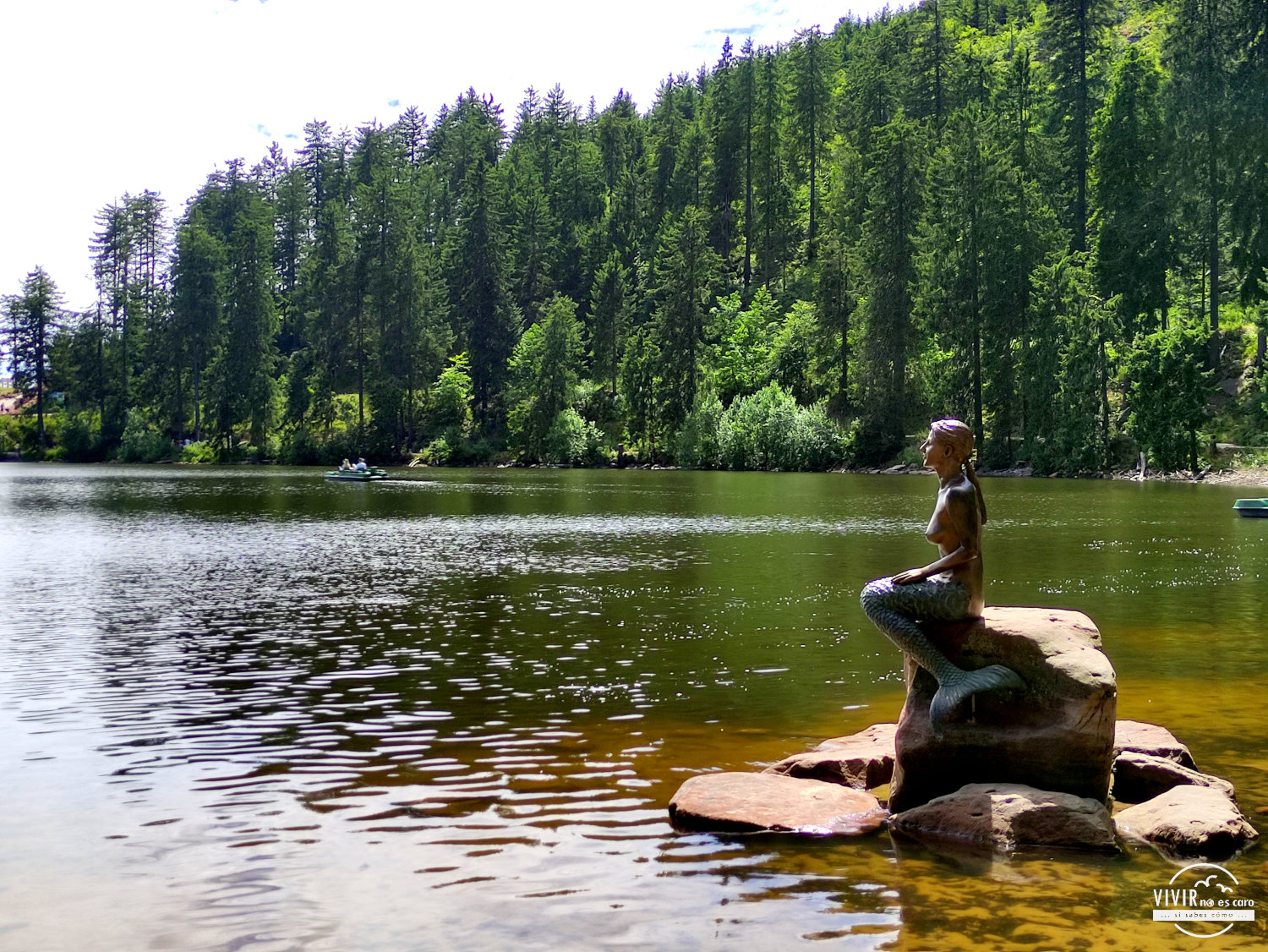 Sirena del lago Mummelsee en la Selva Negra (Alemania)