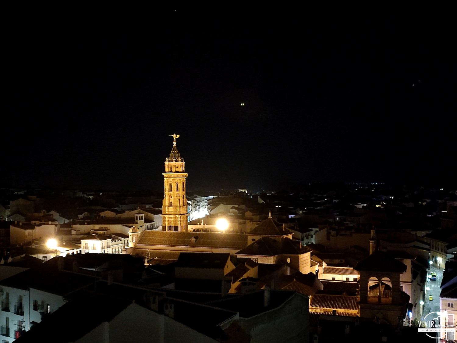 Torre campanario Antequera iluminada