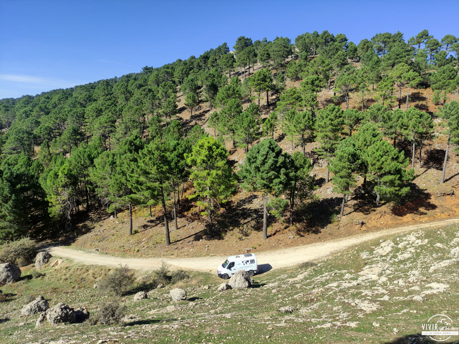 Nuestra furgo desde lo alto de Los Picarazos (Albacete)