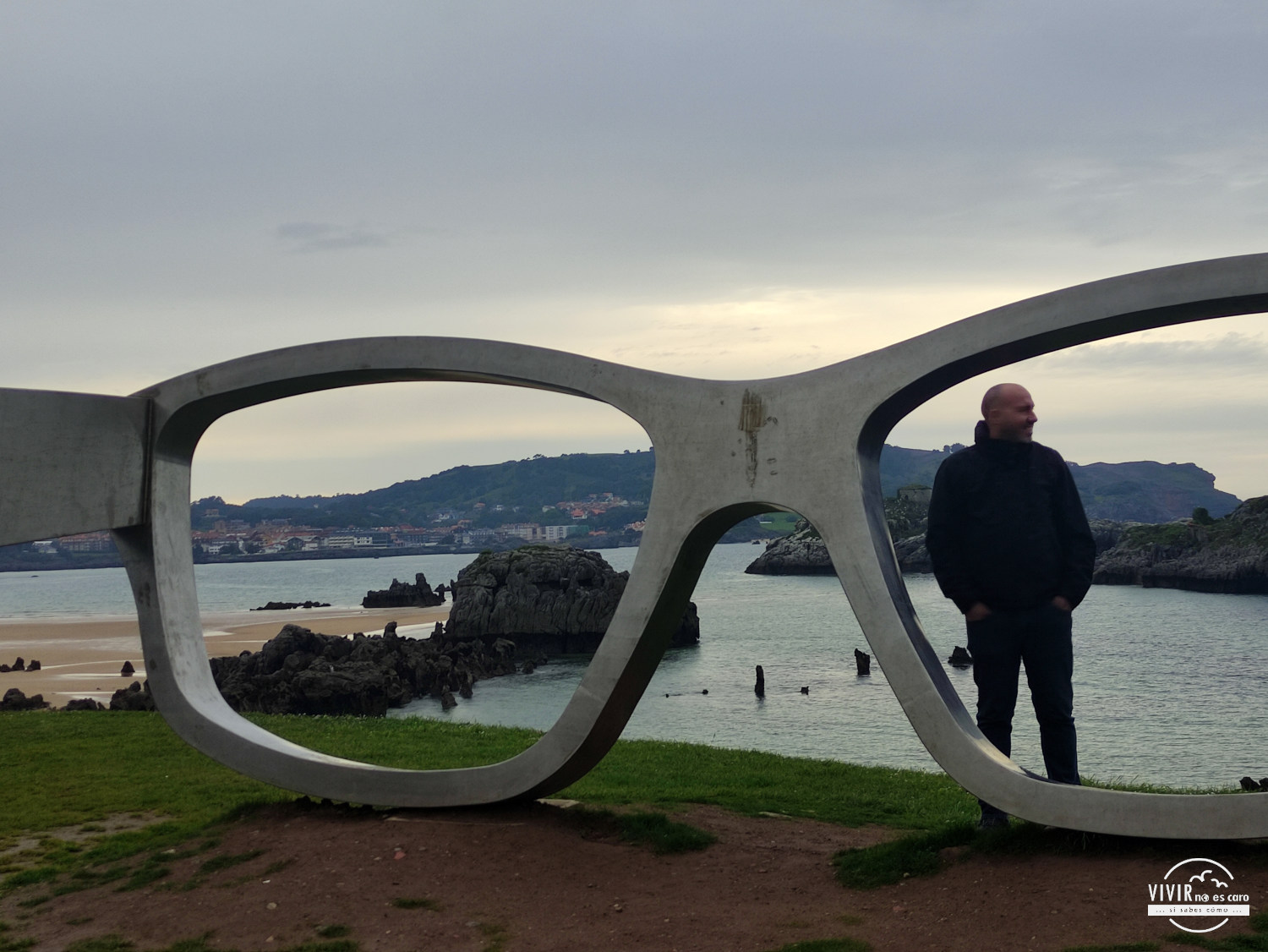 Alex con las gafas gigantes de Noja (Cantabria)