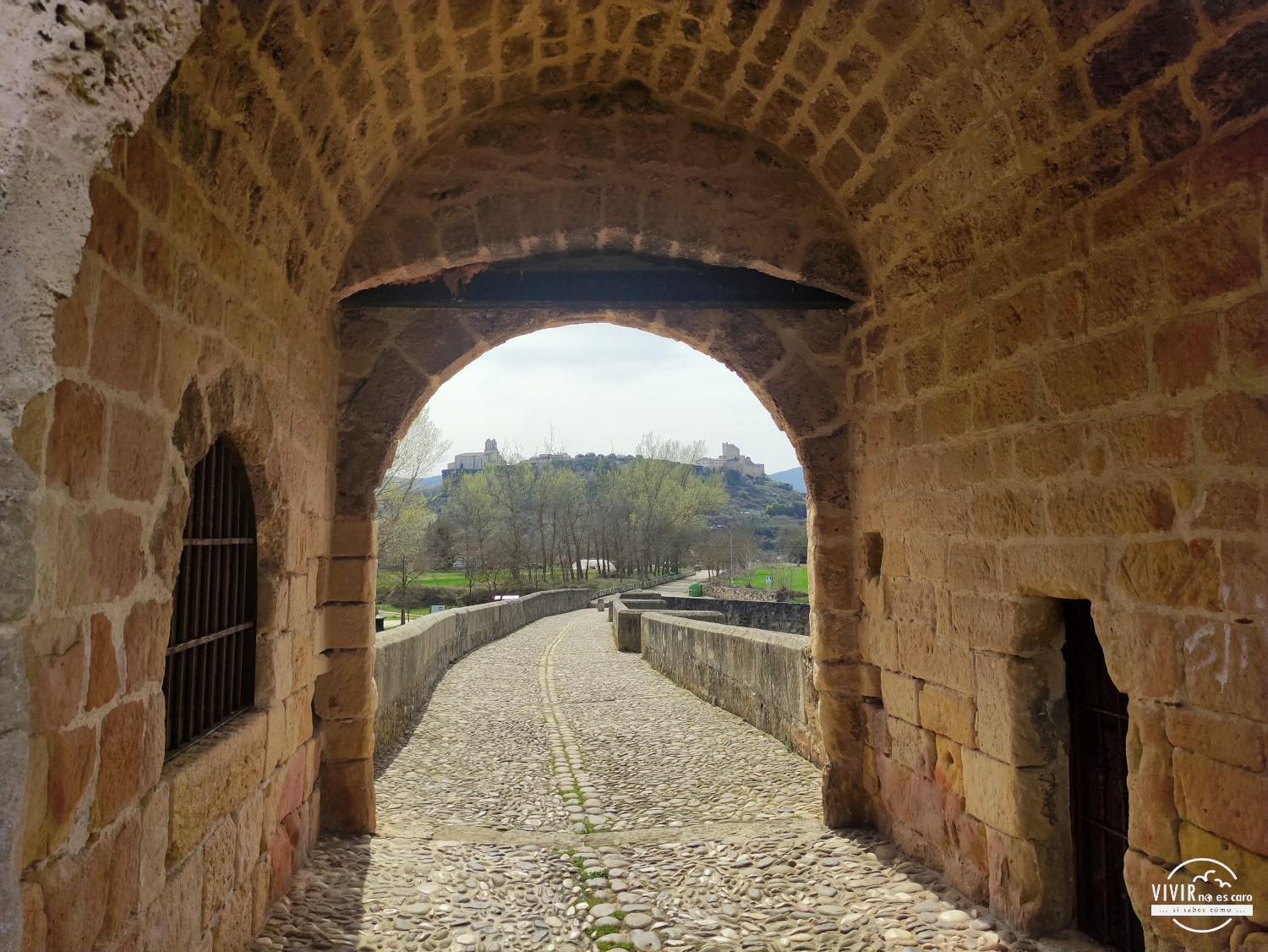 Arco central bajo la torre del puente medieval de Frías (Burgos)