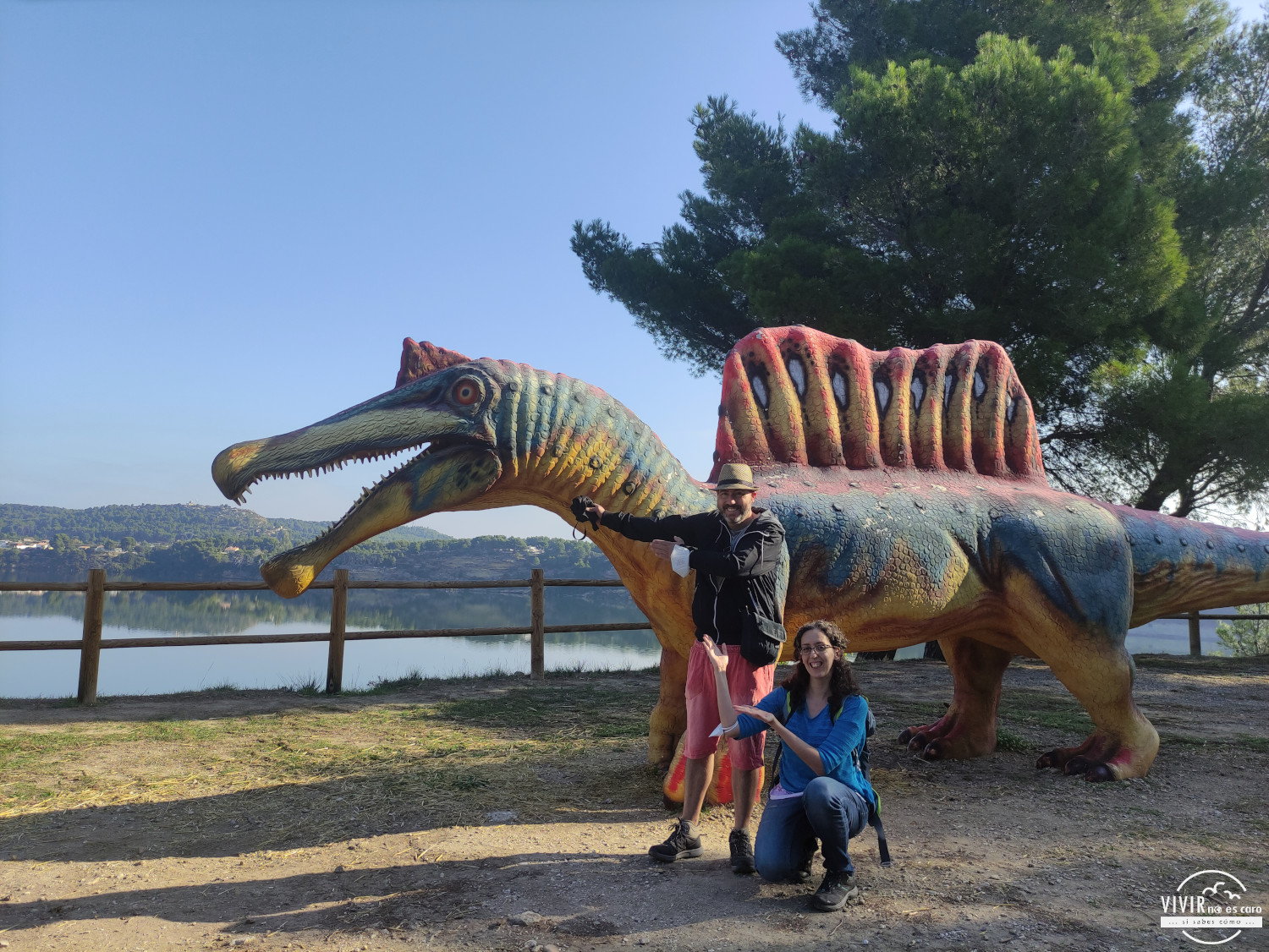 Posando con un dinosaurio en Istres (Francia)