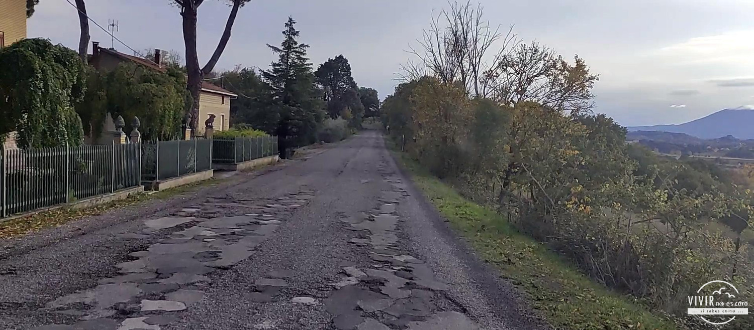 Carretera en mal estado en la Toscana (Italia)