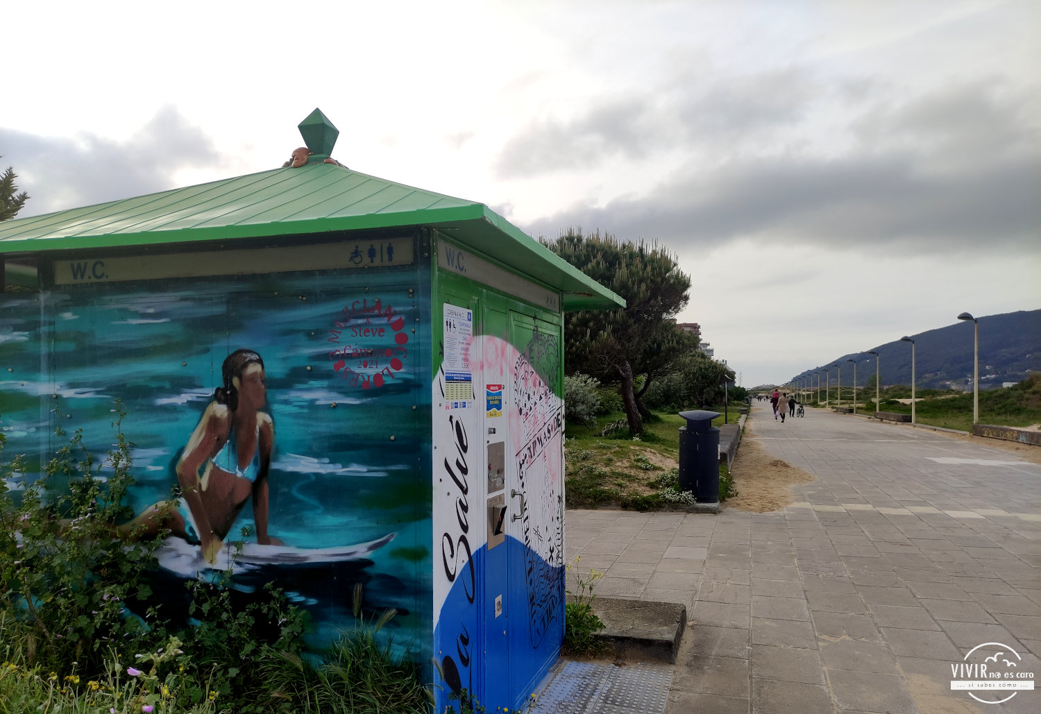 Caseta de baño pintada por Steve Camino en el paseo marítimo de Laredo