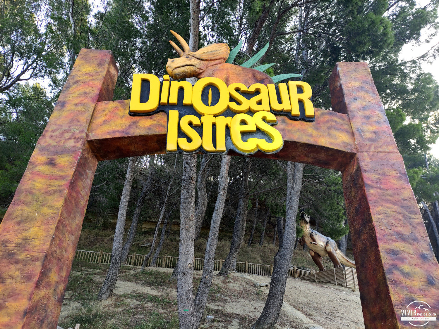 Entrada DinosaurIstres (Francia)