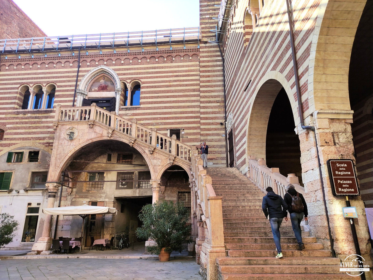 Escaleras del Palazzo della Ragione (Verona, Italia)