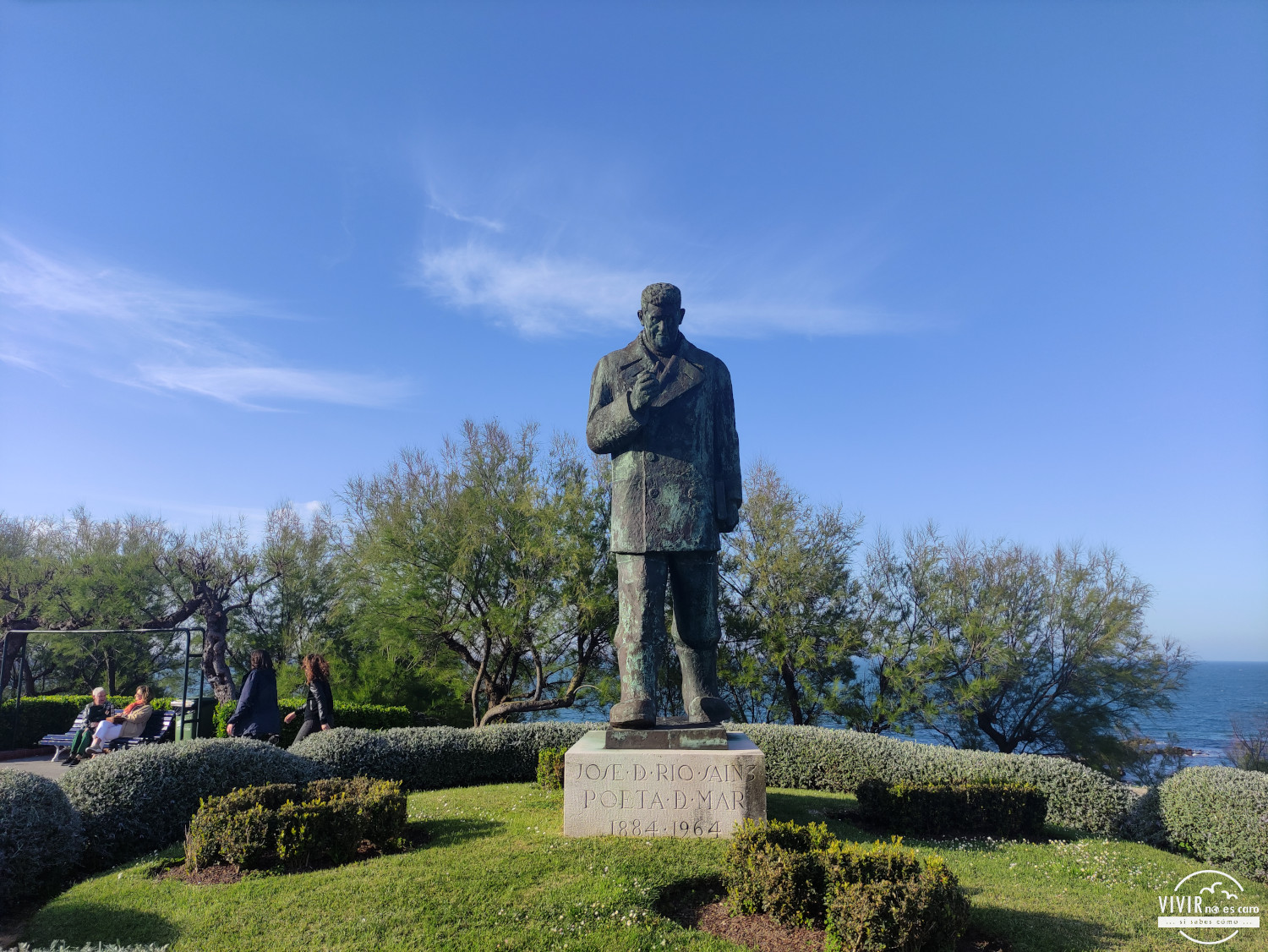 Escultura a José del Río Sainz (Poeta del Mar) en Santander