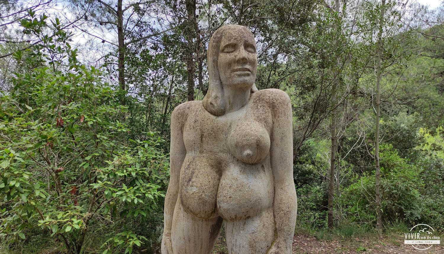 Escultura desnudo en bosque Can de Ginebreda (Porqueres, Gerona)