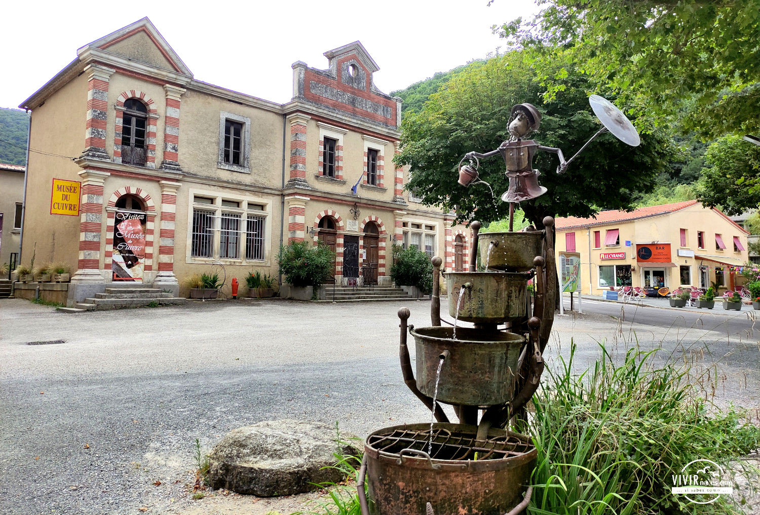 Escultura fuente de cobre en la plaza de Durfort (Francia)