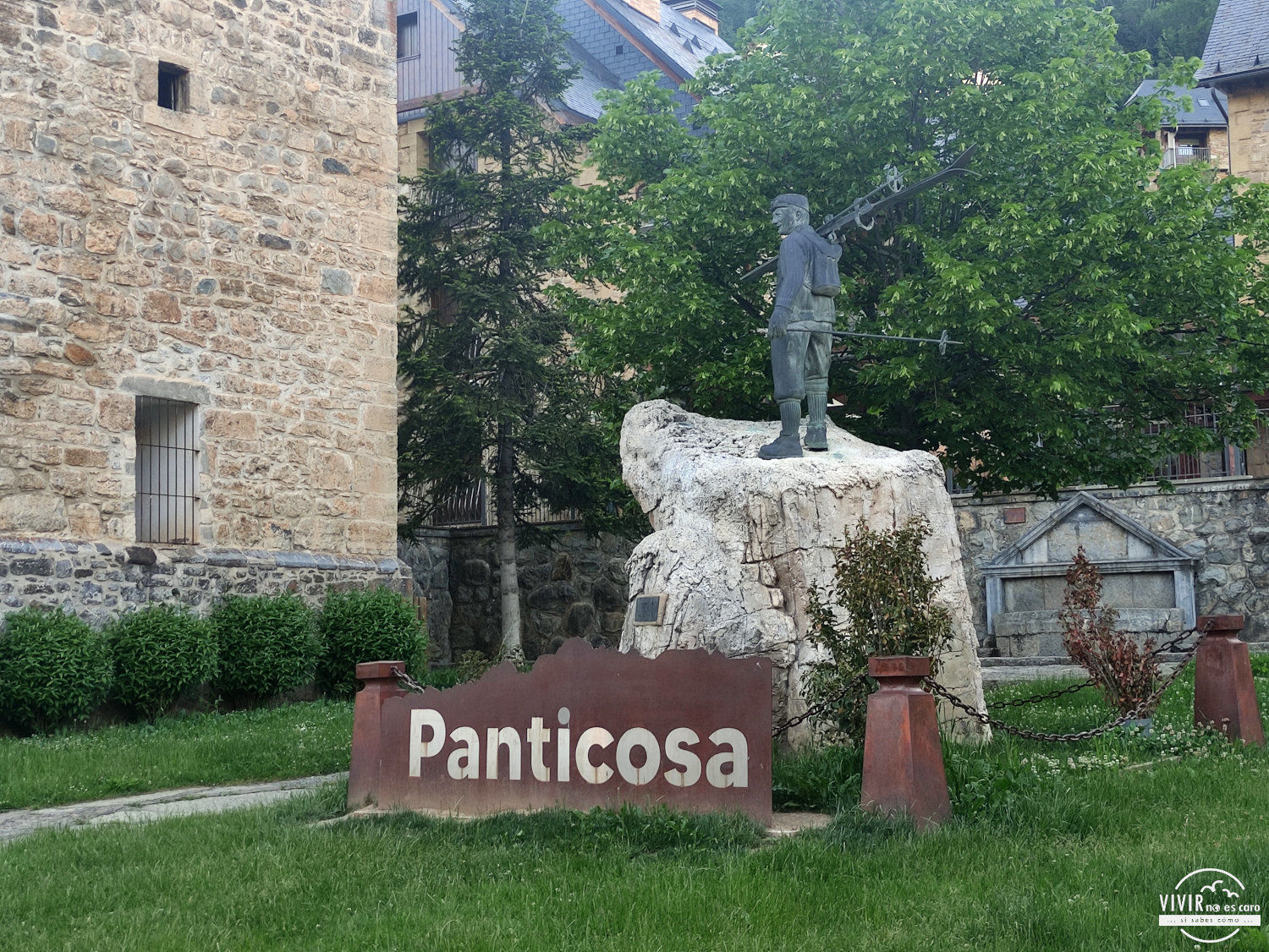 Escultura del Montañero de Panticosa