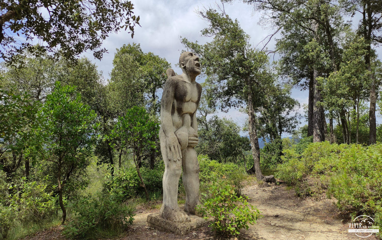 Escultura por el ombligo en el Bosque erótico de Can Ginebreda (Porqueres, Gerona)