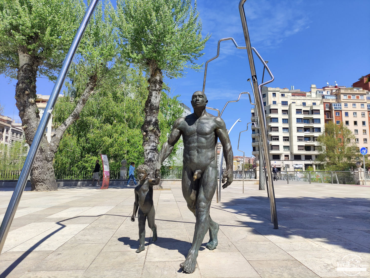 Escultura hombre y niño Evolución Humana en ciudad de Burgos