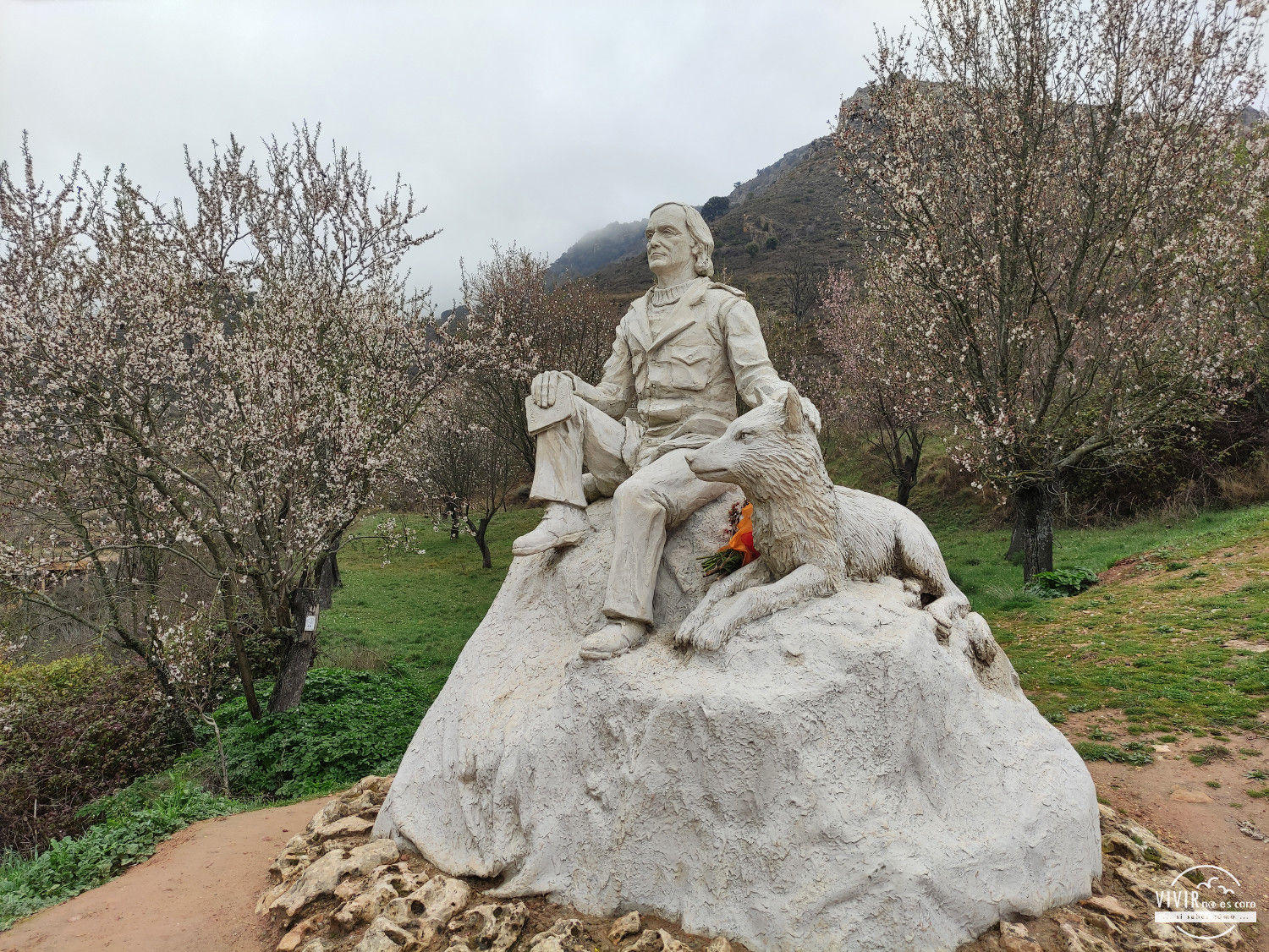Escultura a Félix Rodríguez de la Fuente y su lobo en Poza de la Sal