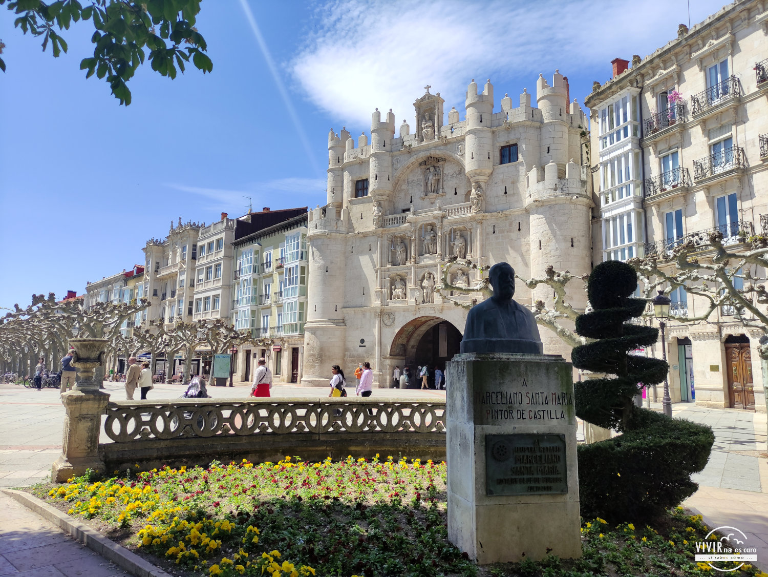 Escultura del Pintor Marceliano frente al Arco de Santa María en la ciudad de Burgos