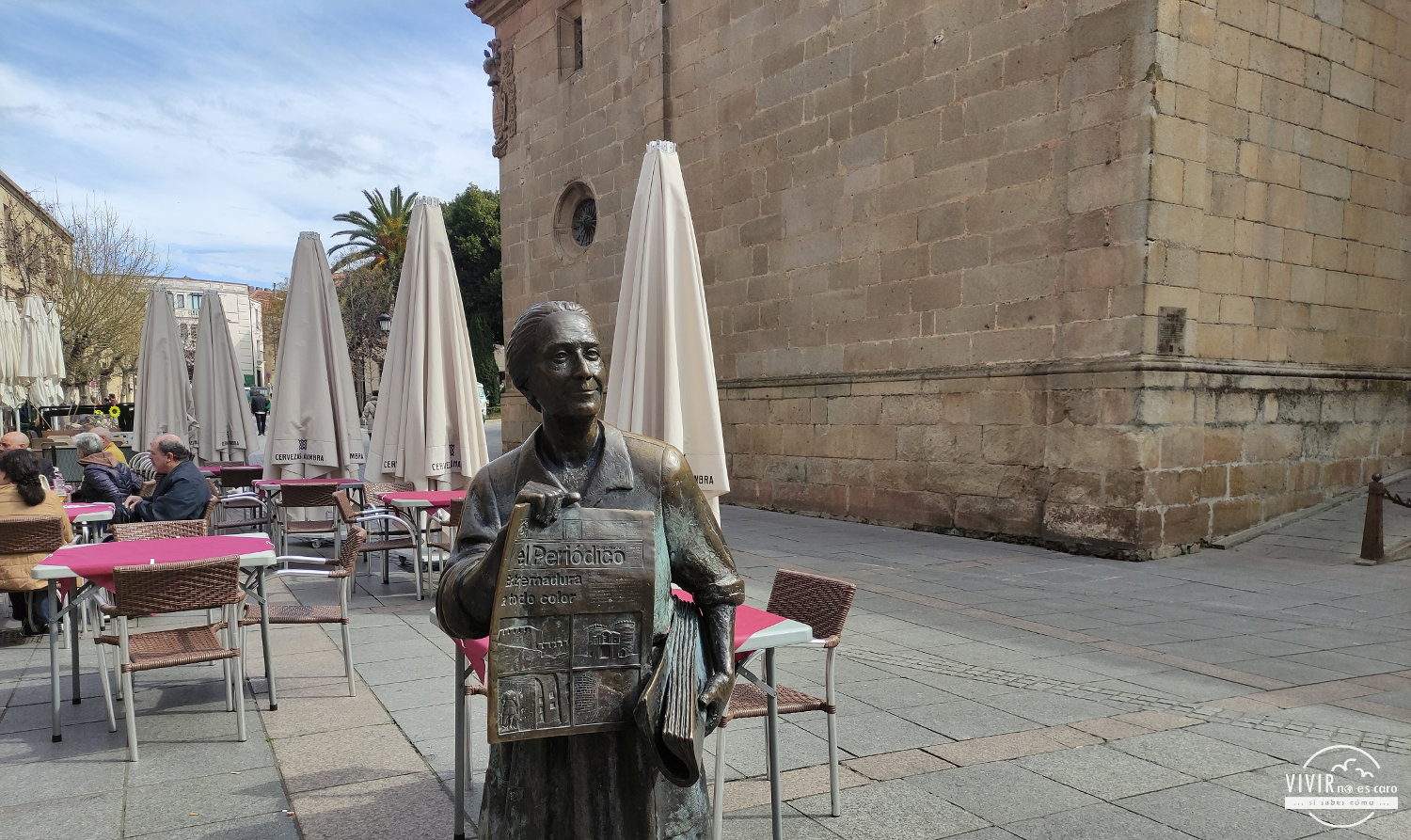 estatua a Leoncia Gómez y el periódico