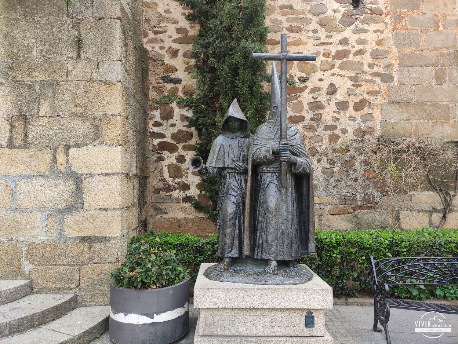 estatua homenaje a la Semana Santa en Cáceres