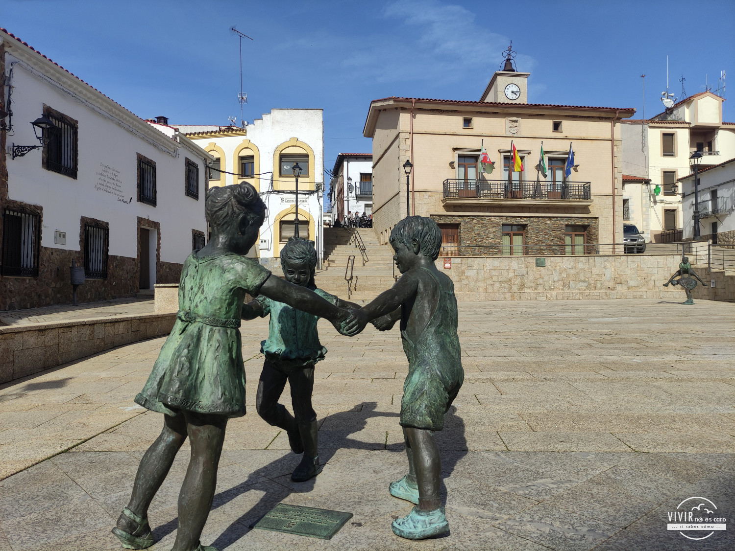 Estatuas de niños jugando en la Plaza de España de Romangordo (Cáceres)