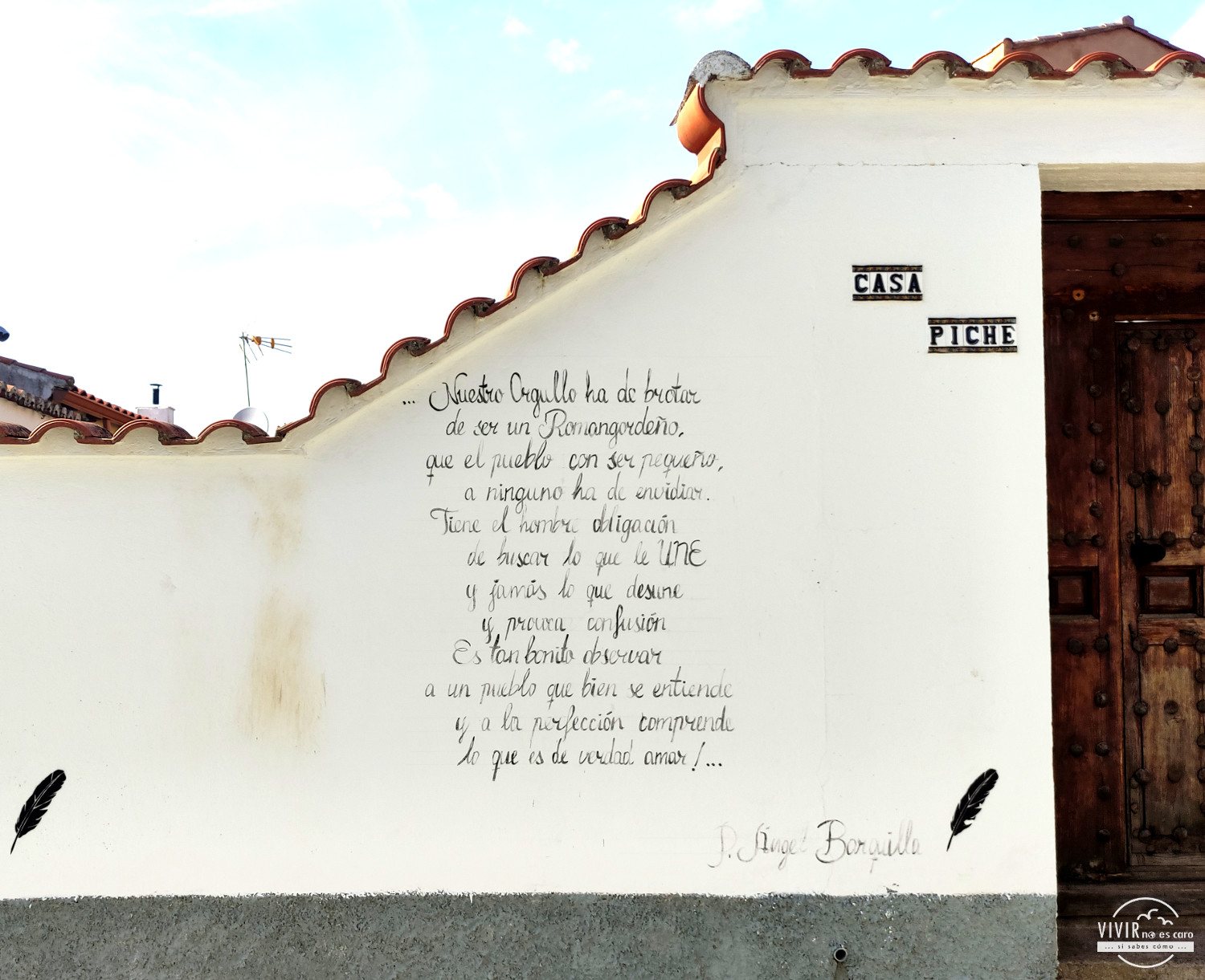 Fachada blanca con poesía a Romangordo (Cáceres)