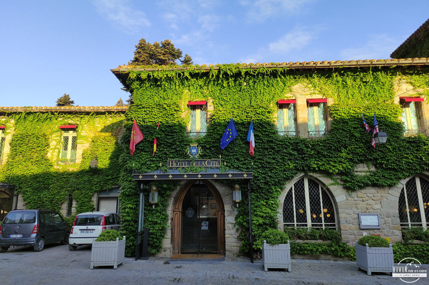 Fachada del Hotel La Cité en el interior de Carcassonne