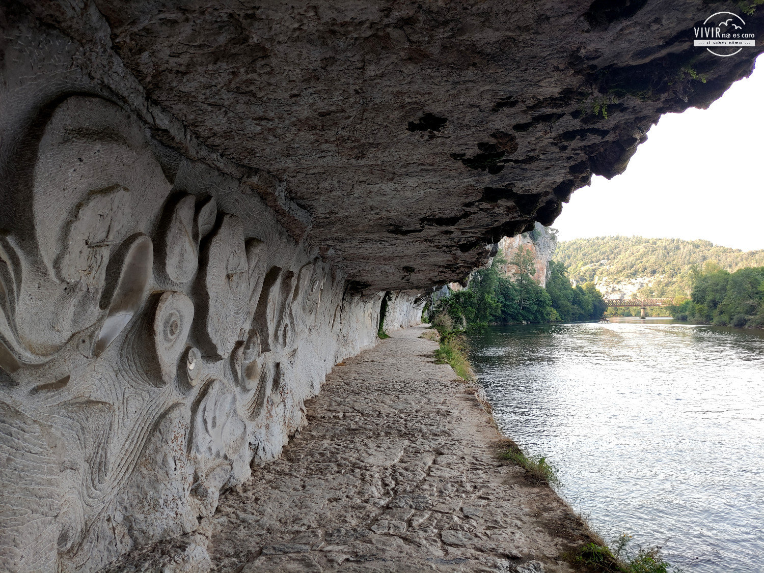 Dibujos en relieve tallados en la roca en Bouzies (Francia)
