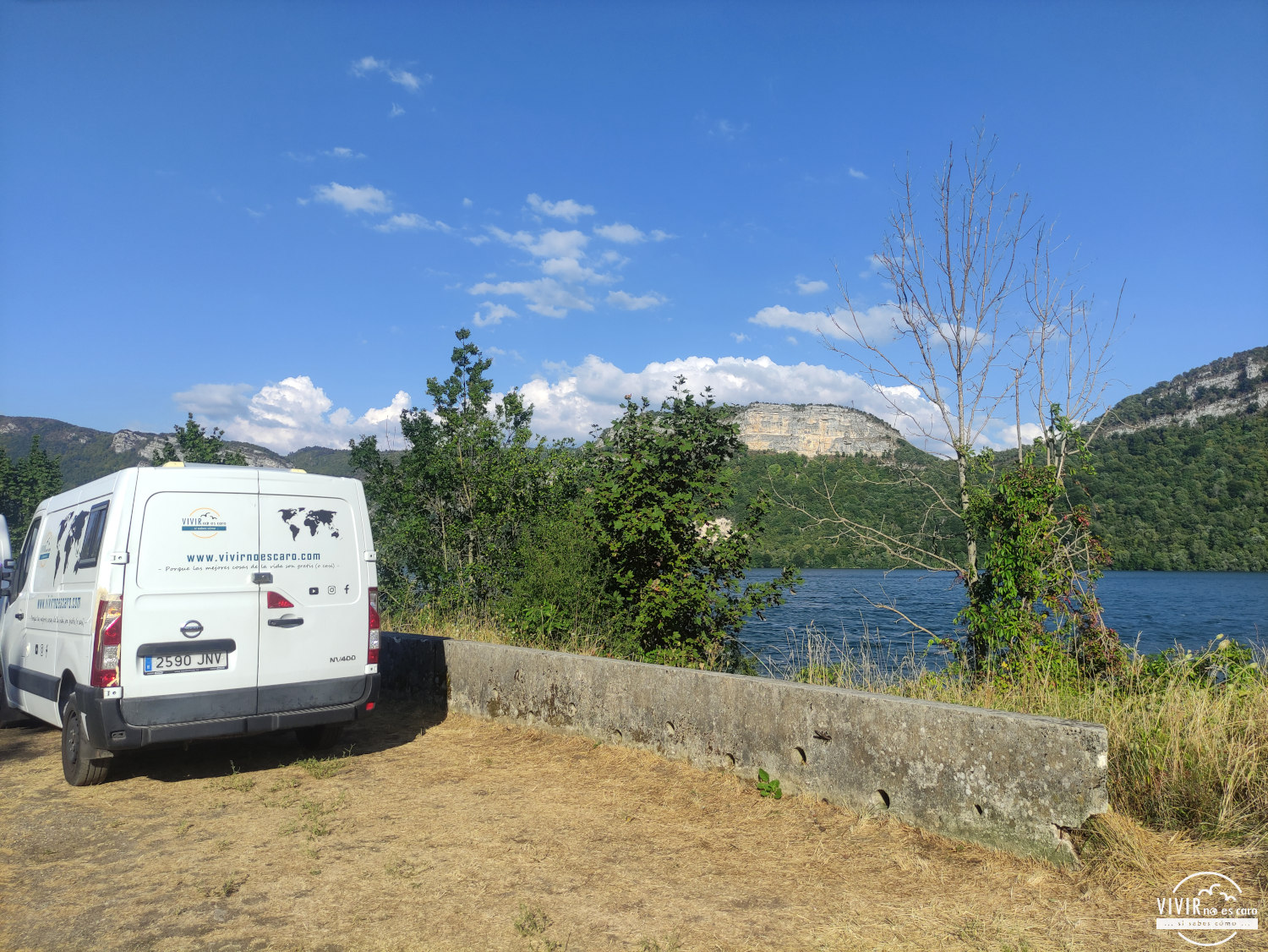 Nuestra furgoneta camper frente al Lac Vouglans (Jura, Francia)