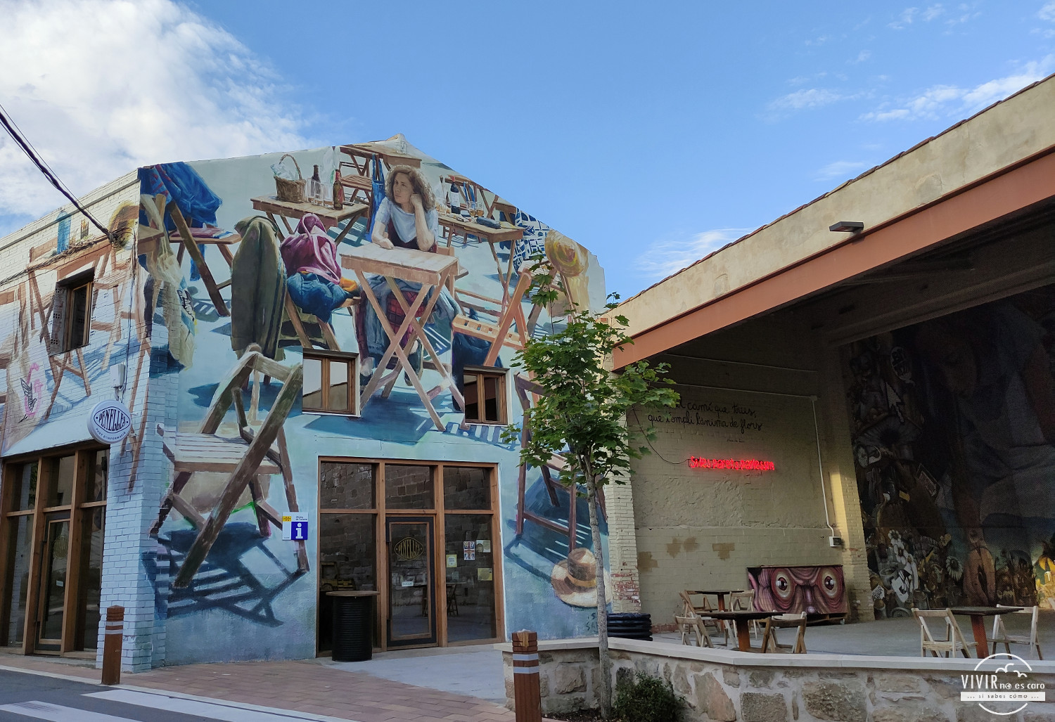 Graffiti chica sentada en cafetería en Penelles (Lleida)