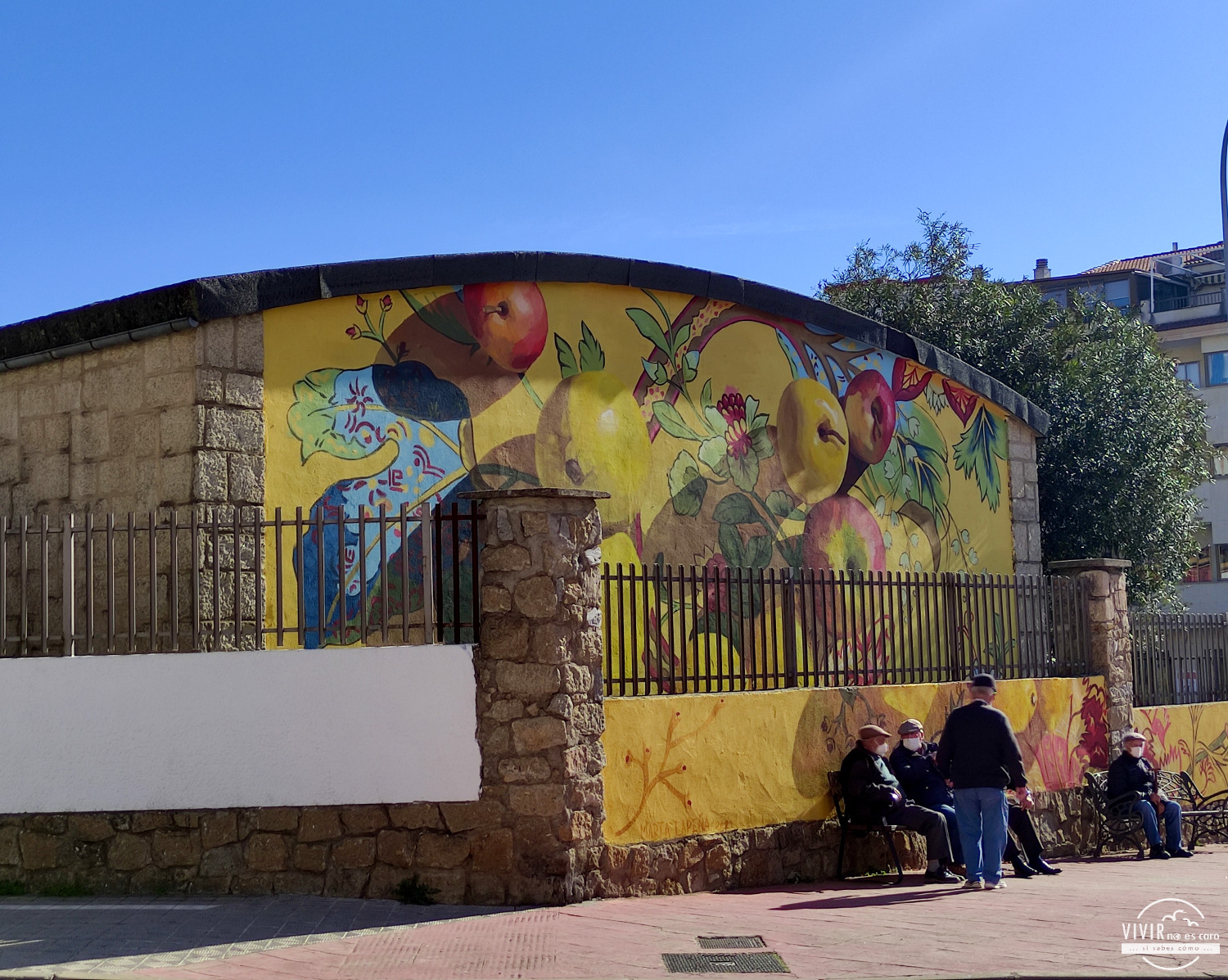 Grafiti de manzanas en Plasencia (Cáceres)