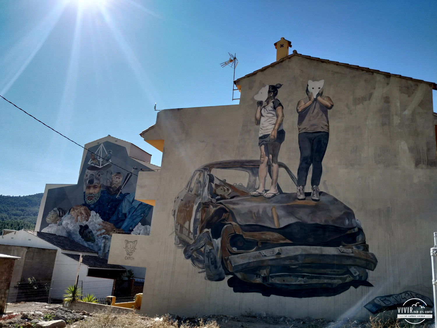 Graffiti coche destrozado en Fanzara (Castellón)