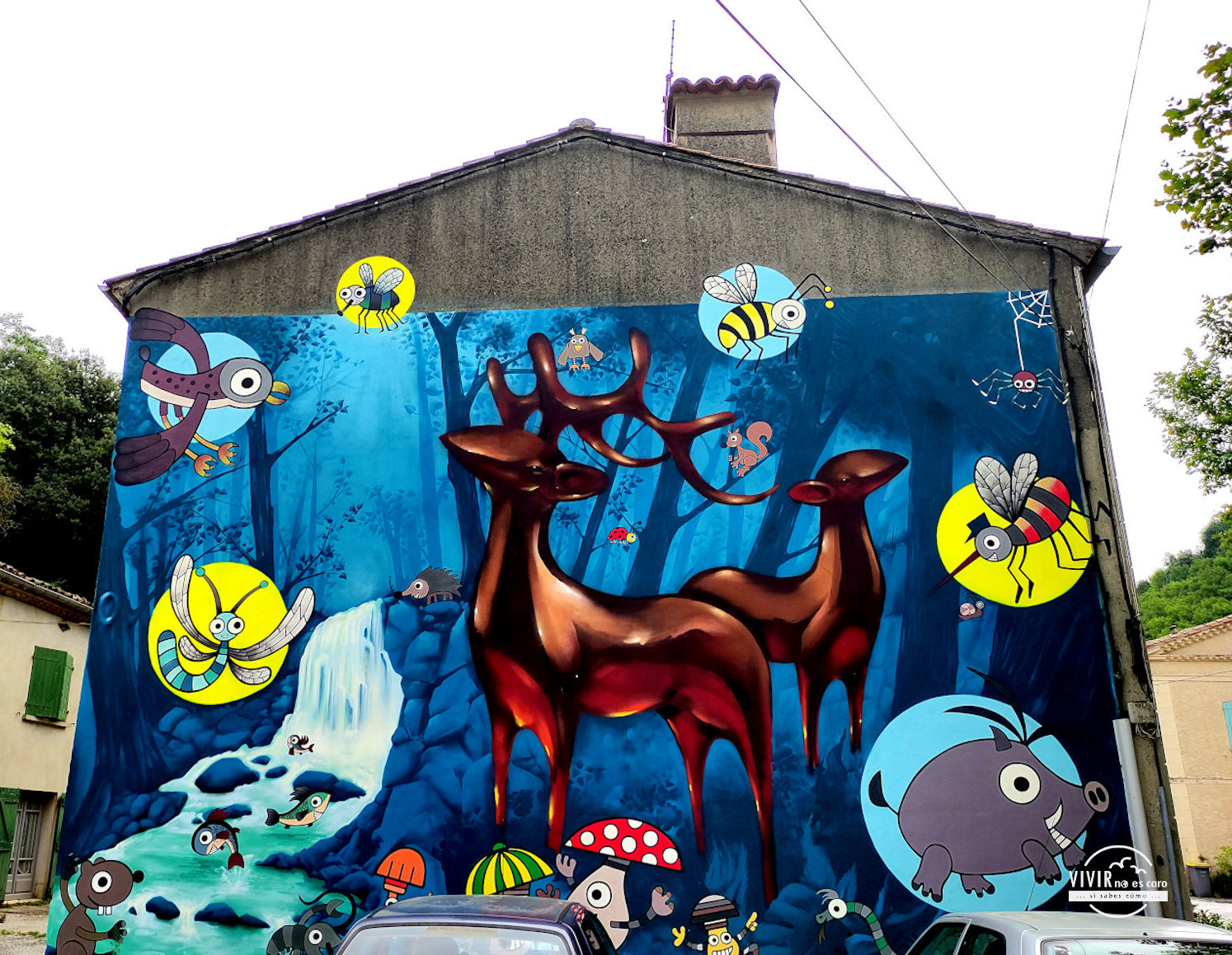 Colorido graffiti con ciervos en fachada de Durfort (Francia)