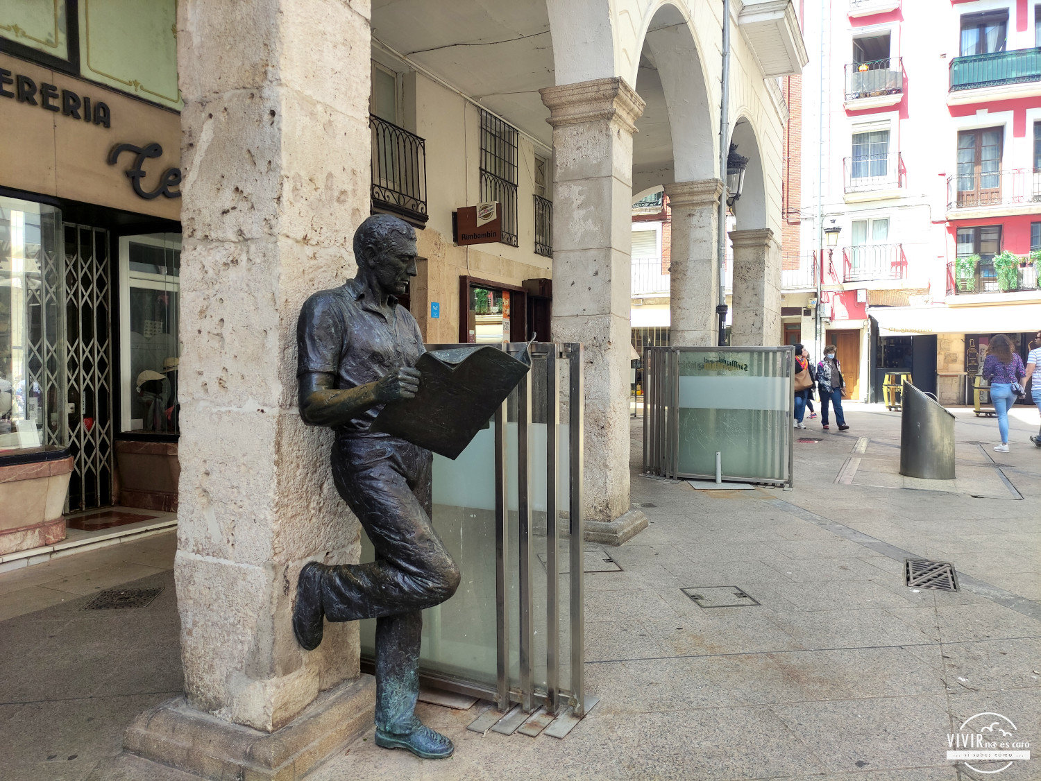 Escultura de bronce de hombre leyendo periódico (Burgos)