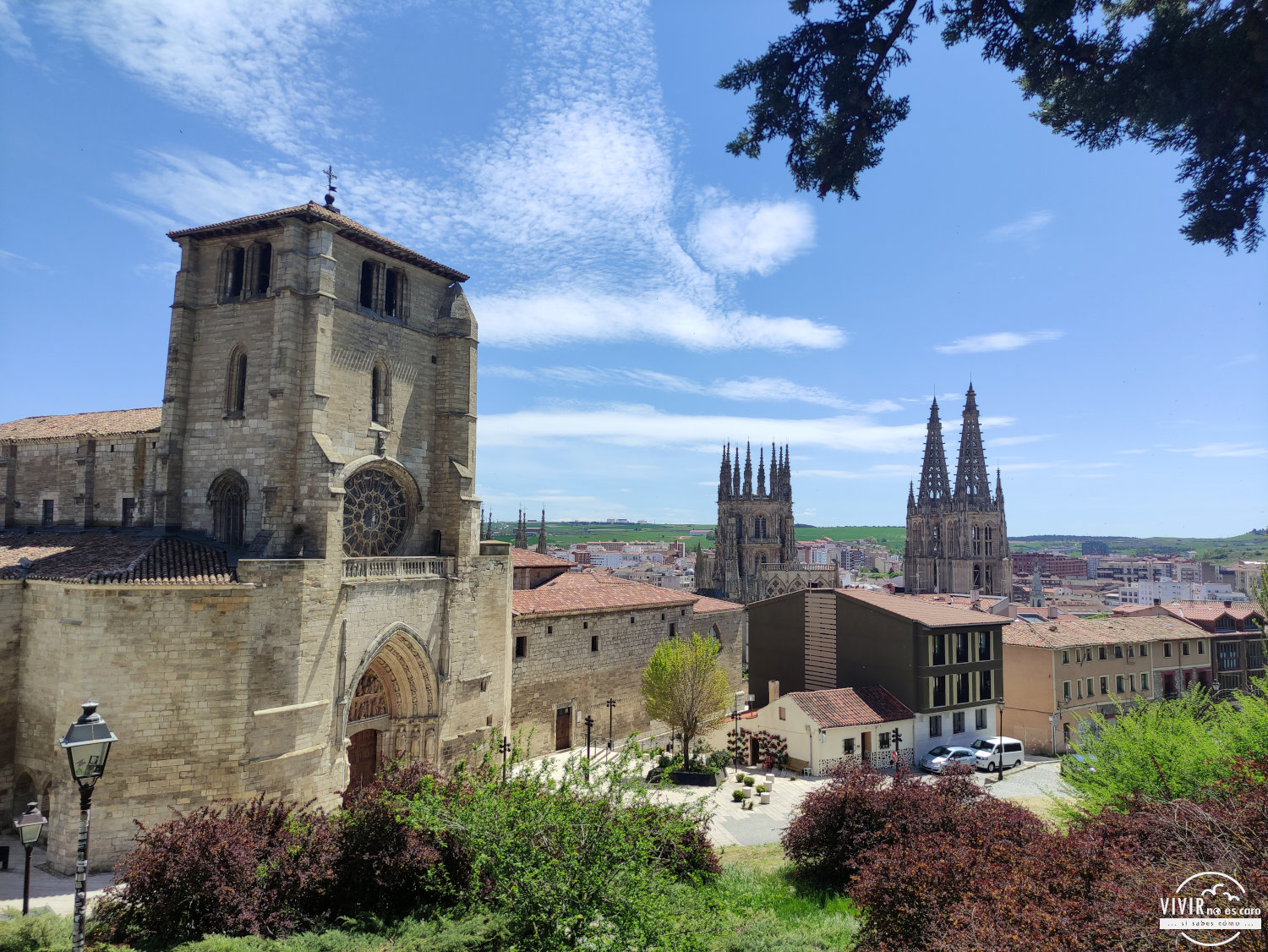 Iglesia de San Esteban desde las escaleras de subida al Mirador del Castillo de Burgos