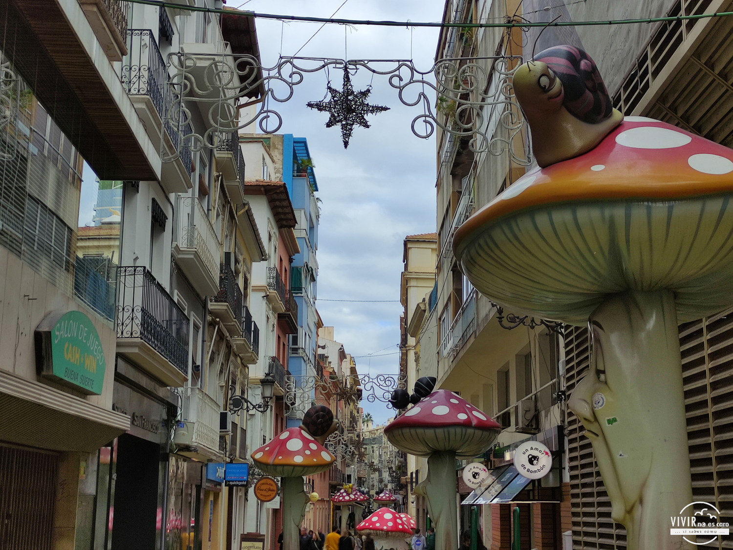 La calle de las setas en Alicante