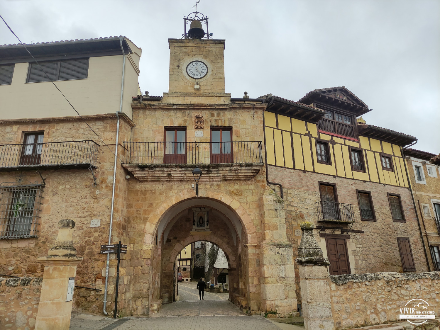 La puerta del Conjuradero en Poza de la Sal (Burgos)