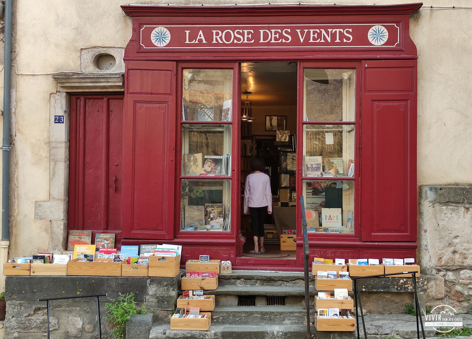Fachada de la librería La Rose des Vents en Montolieu