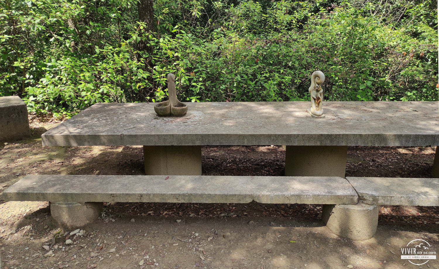 Mesa con mini esculturas con un pene y un chocho en el Bosque Can Ginebreda