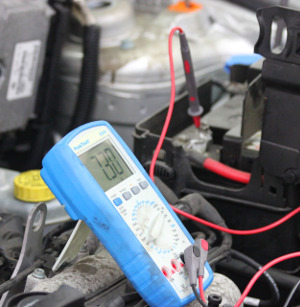 Multímetro digital para medir la tensión de la batería