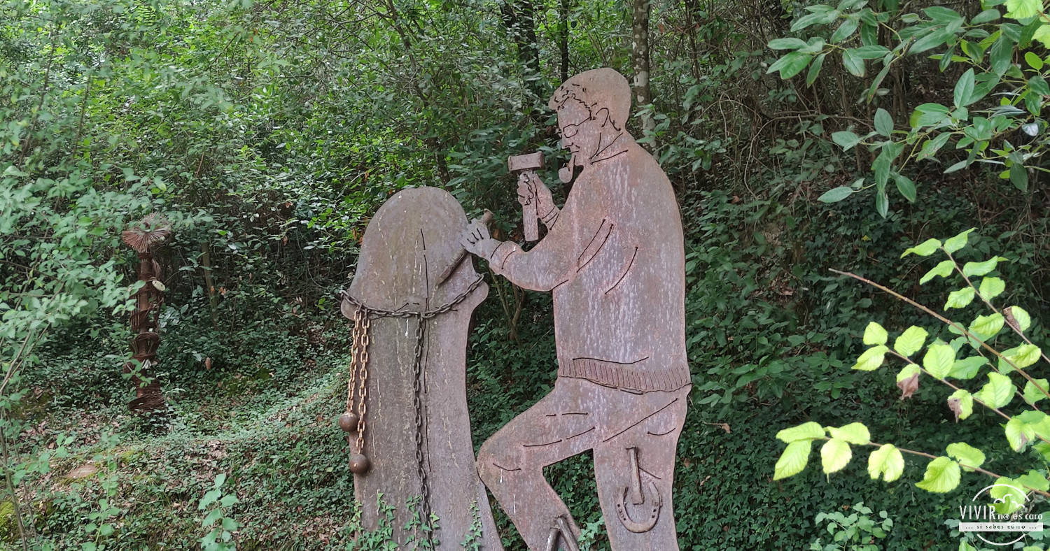 Escultura del escultor Xicu Cabanyes esculpiendo penes (Bosque Can de Ginebreda)